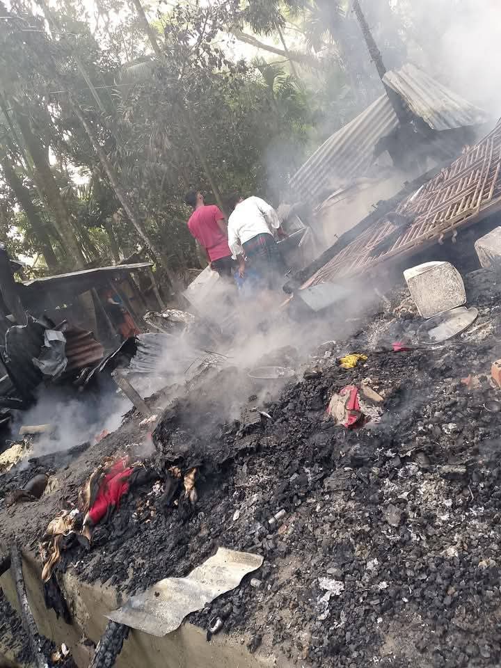 নলছিটিতে আগুনে পুড়ে বসতঘর ছাই ১৫ লক্ষ টাকার ক্ষতির দাবি