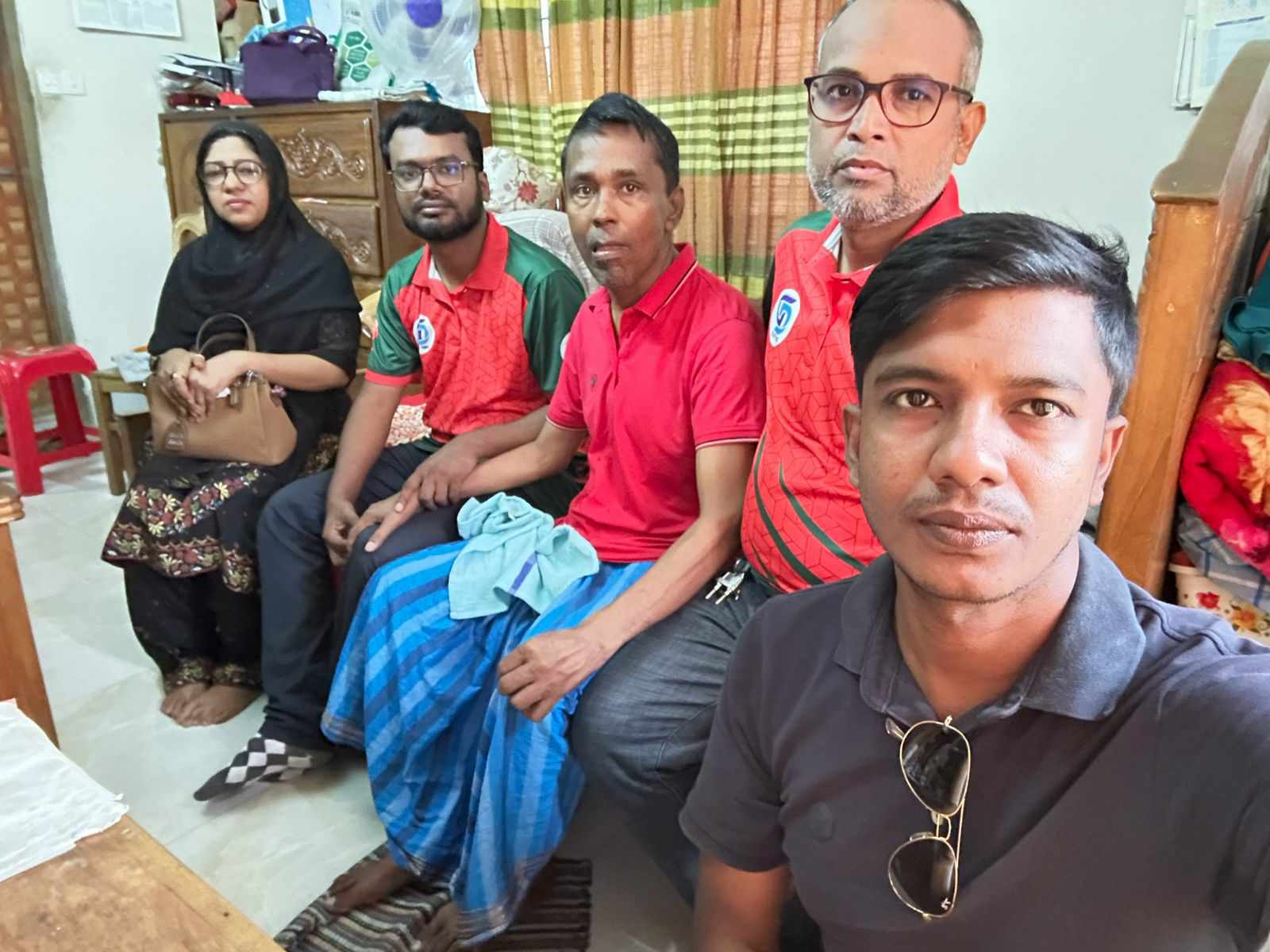 সাংবাদিক রিপনের অসুস্থতার খোঁজখবর নিলেন এসএসপির শীর্ষ নেতৃবৃন্দ