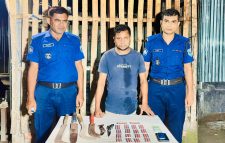 গোবিন্দগঞ্জে যৌথ বাহিনীর অভিযান: ১৮০ পিস ট্যাফেন্টাডল ও দেশীয় অস্ত্রসহ চিহ্নিত মাদক ব্যবসায়ী গ্রেফতার