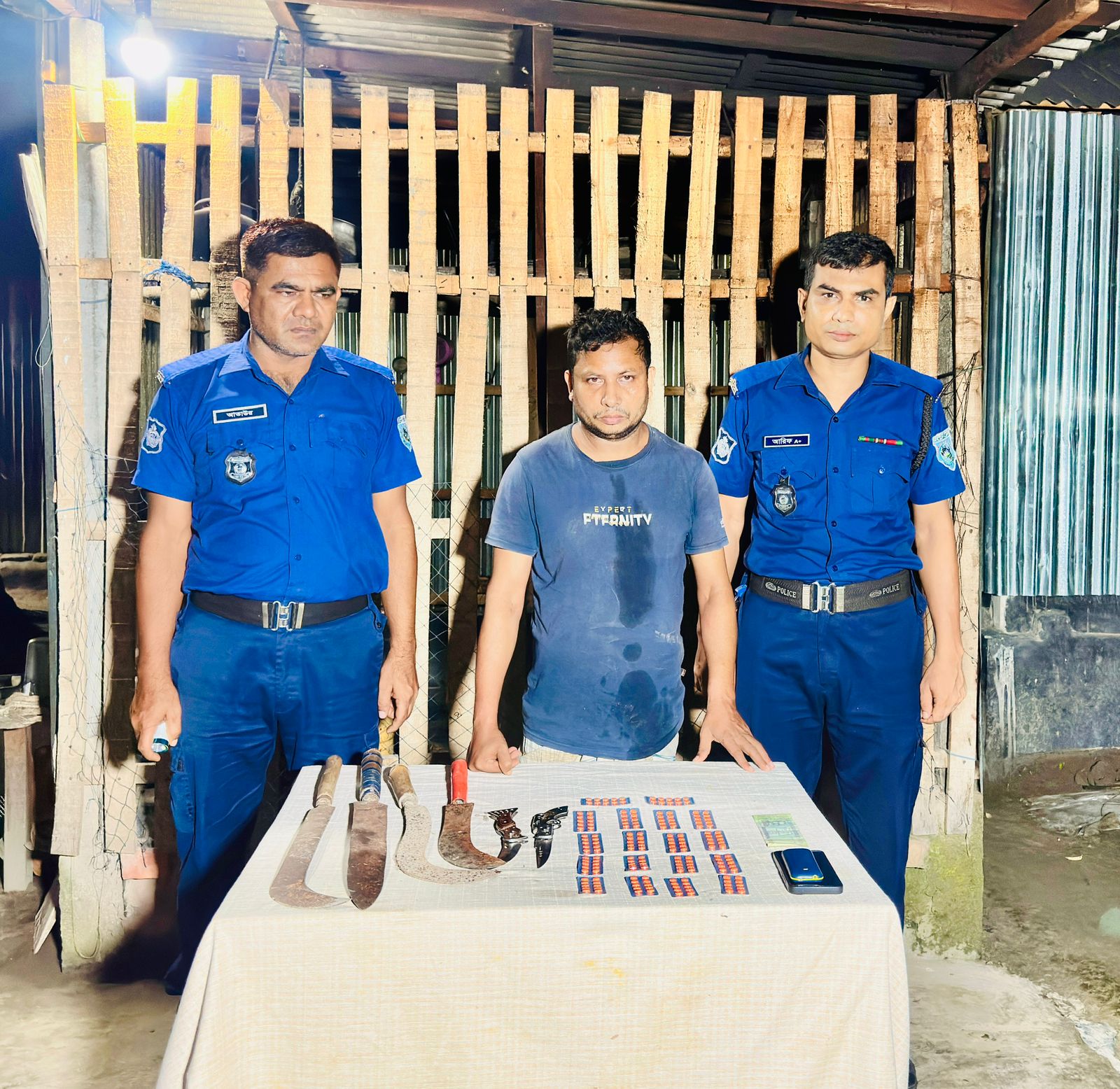 গোবিন্দগঞ্জে যৌথ বাহিনীর অভিযান: ১৮০ পিস ট্যাফেন্টাডল ও দেশীয় অস্ত্রসহ চিহ্নিত মাদক ব্যবসায়ী গ্রেফতার