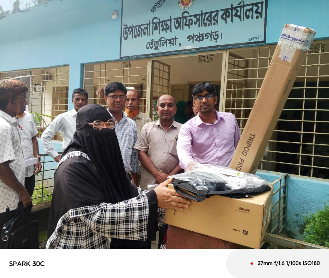 তেঁতুলিয়ায় ৬০ প্রাথমিক বিদ্যালয়ে মাল্টিমিডিয়া প্রজেক্টর প্রদান 