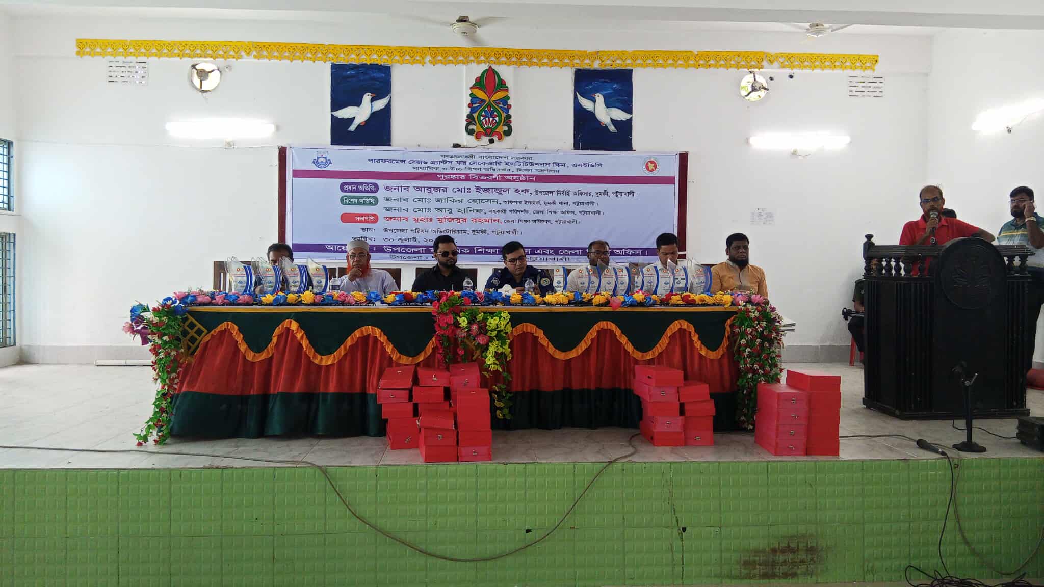 দুমকীতে কৃতি শিক্ষার্থীদের সংবর্ধনা