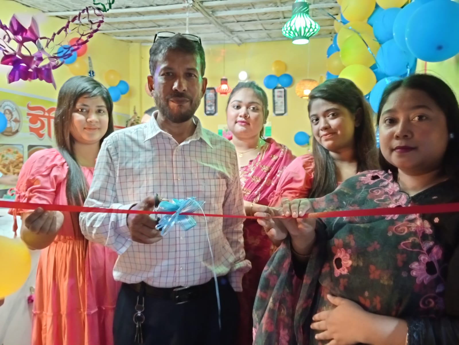 কেরানীগঞ্জে নতুন ফাস্টফুড ইতি কিচেন কর্নারের উদ্বোধন