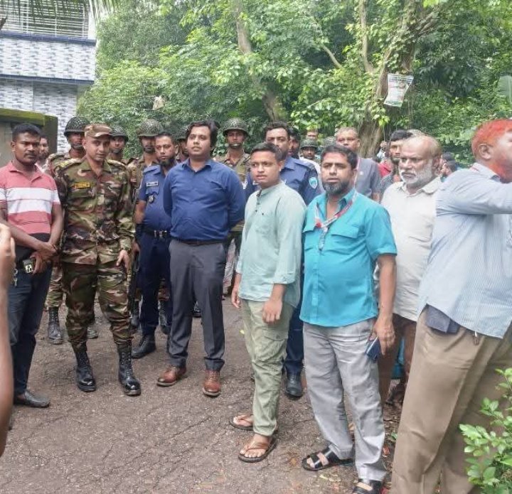 সরকারি খাল দখলমুক্ত করতে নোয়াখালীর সেনবাগে উপজেলা প্রশাসনের উচ্ছেদ অভিযান 
