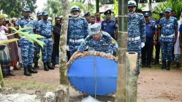 বিমান বাহিনীর প্রতিনিধি দল কর্তৃক সাম্প্রতিক দুর্ঘটনায় নিহতদের সমাধিতে পুষ্পস্তবক অর্পণ |