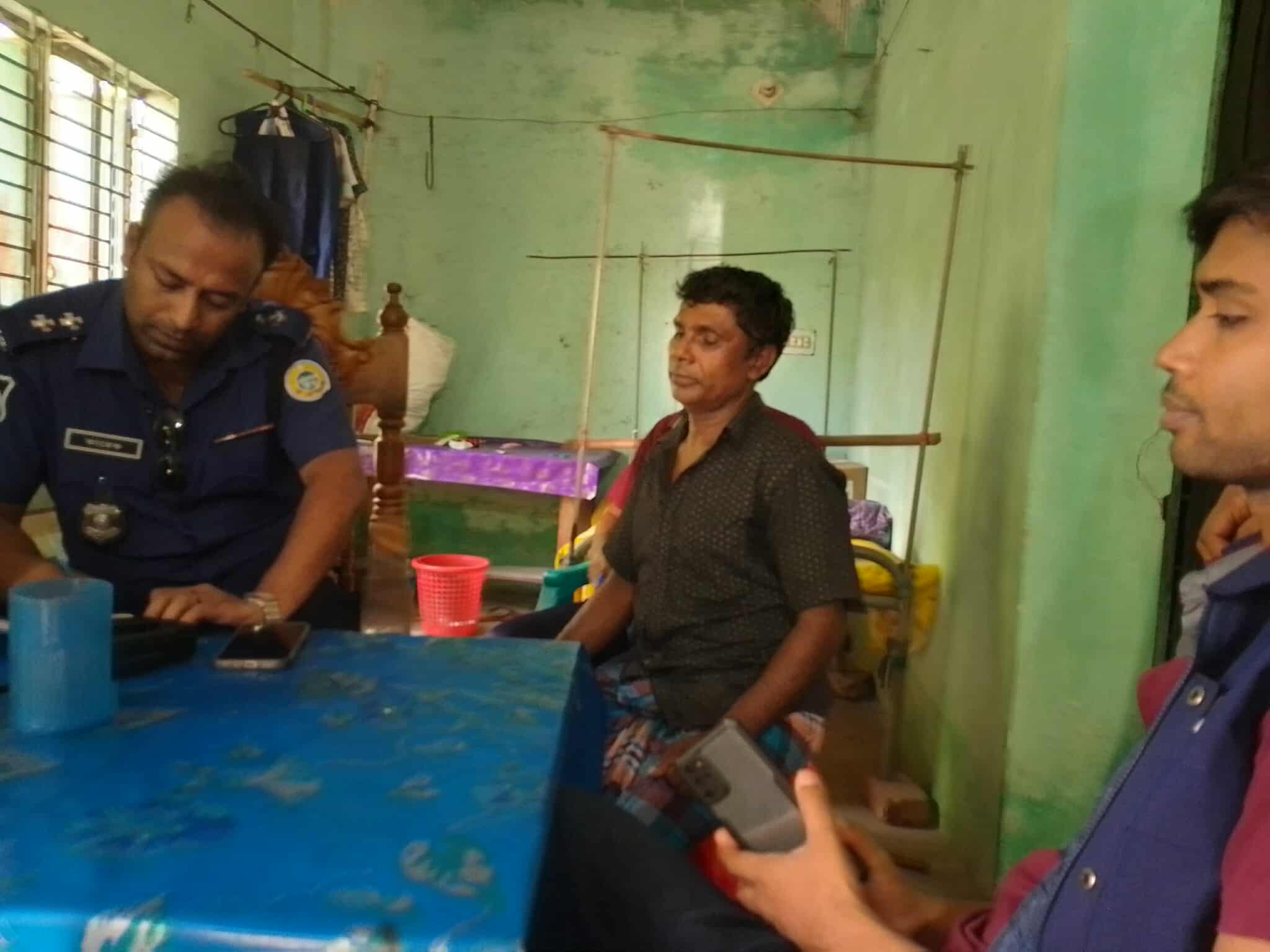 উজিরপুরে ৭ম শ্রেণির ছাত্রীকে ধর্ষণ,ধর্ষককে আটক করে পুলিশে দিলো জনতা