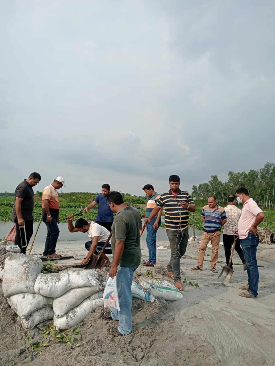 পাথর উত্তোলনে নিষিদ্ধ ৫টি ড্রেজার মেশিন ধংস করেছে তেঁতুলিয়া পুলিশ