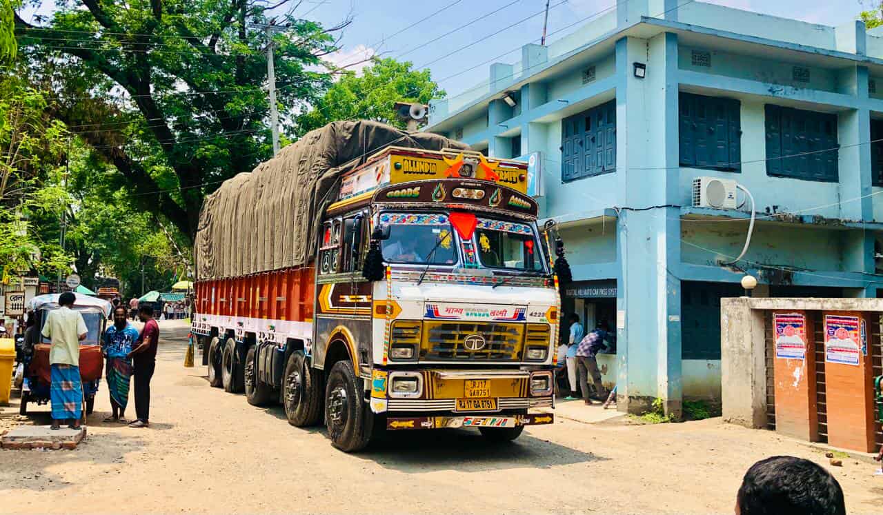 হিলি স্থলবন্দর দিয়ে পেঁয়াজ আমদানির অনুমতি, কমেছে দাম