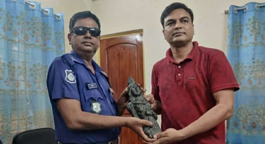 দিনাজপুরের নবাবগঞ্জে স্বাস্থ্য কমপ্লেক্স থেকে কষ্টি পাথরের মূর্তি উদ্ধার