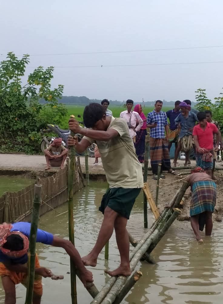 বিএনপির মানবিক উদ্যোগে বাঁশের সাঁকো নির্মাণ
