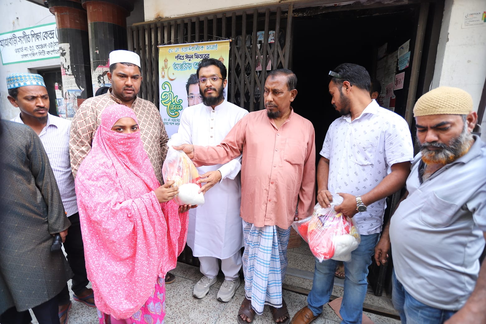 দৈনিক দিন প্রতিদিন পত্রিকার উদ্যোগে ৫০ নং ওয়ার্ডে ঈদ সামগ্রী বিতরণ করলেন হাফেজ মোহাম্মদ আবু বক্কর পারভেজ