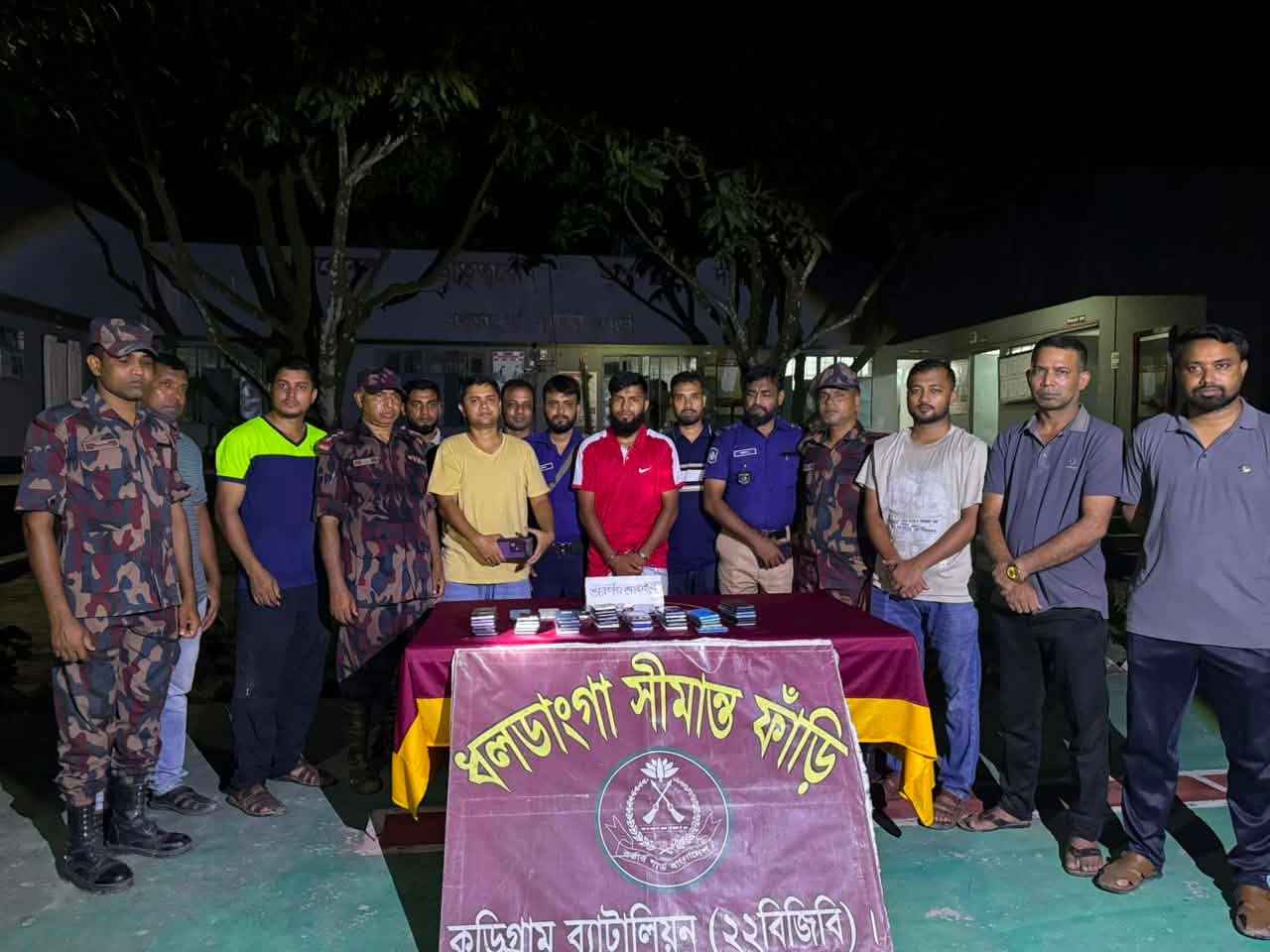 কুড়িগ্রামের ভূরুঙ্গামারীতে হাঁস-মুরগির খোঁয়াড়ে চোরাই মোবাইলের ‘গুদাম’, গ্রেপ্তার ১